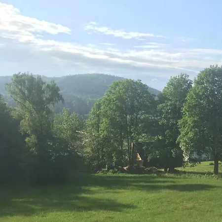 Idyllisches Haeuschen Im Gruenen *