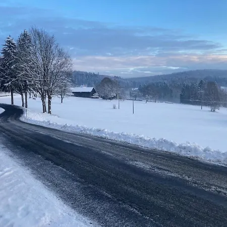 Idyllisches Haeuschen Im Gruenen