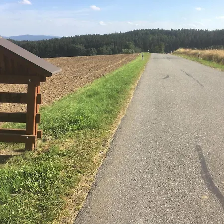Idyllisches Haeuschen Im Gruenen