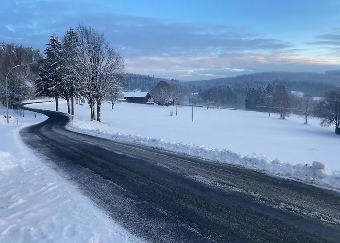 Idyllisches Haeuschen Im Gruenen