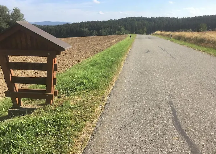Idyllisches Haeuschen Im Gruenen